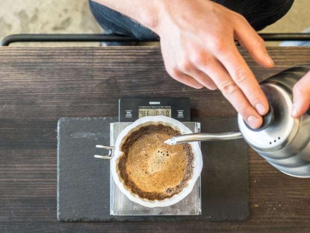 Barista brygger pour over kaffe på et hario setup