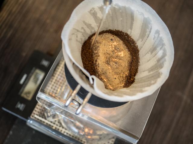 Kaffen bloomes i en Hario V60 kaffetragt