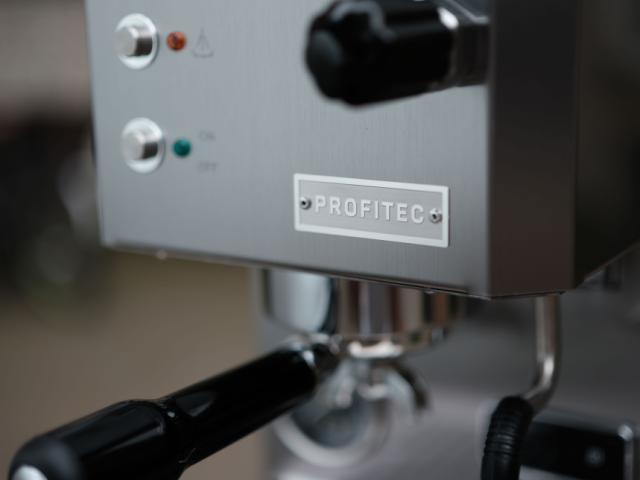 Detaljebillede af logo på Profitec espressomaskine
