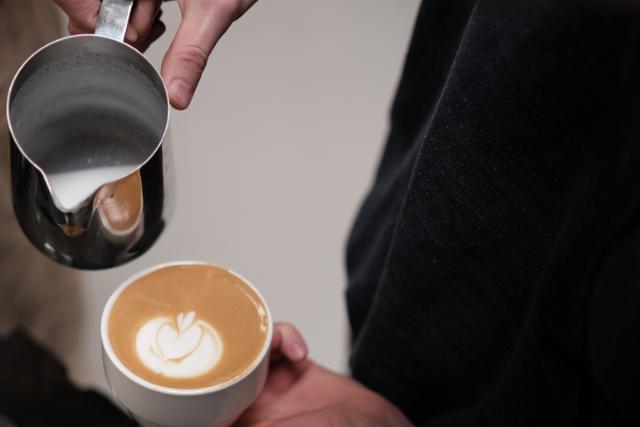 Starten på et mønster i en cappuccino 