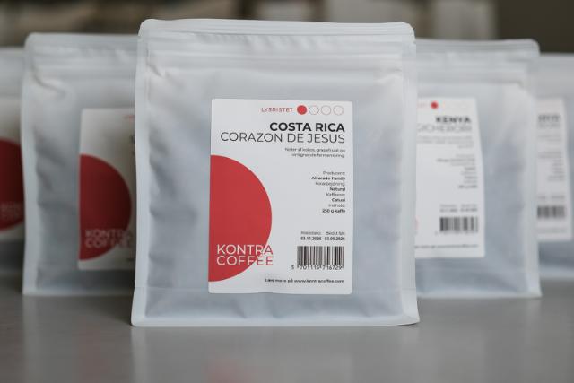 Hvid kaffepose med lysristet kaffe fra KONTRA Coffee