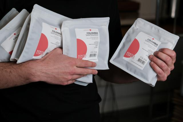 Person holder kaffeposer med begge hænder