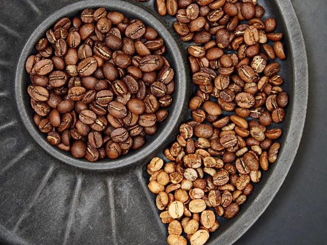 Ristehjul med visning af kaffebønner på forskellige stadier af ristningen