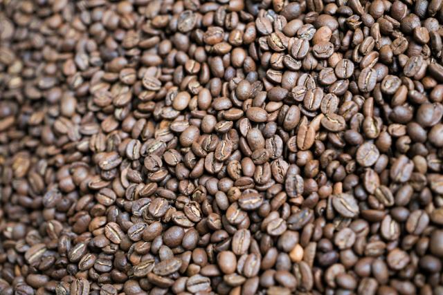 Close up af lysristede kaffebønner