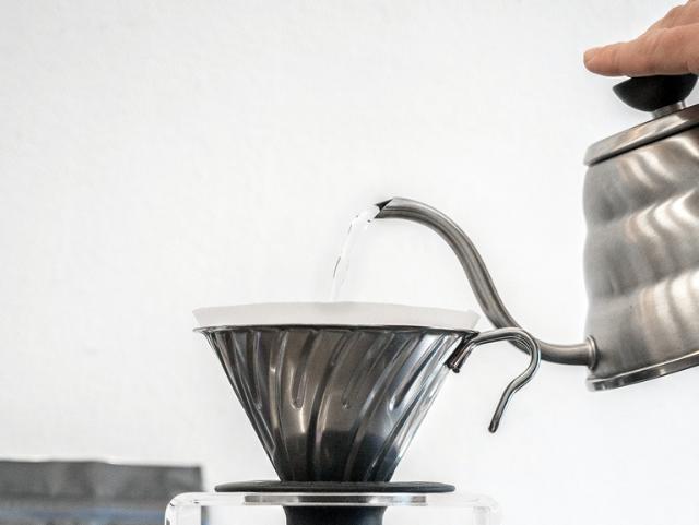 Kaffefiltret skylles inden kaffebønnerne hældes i