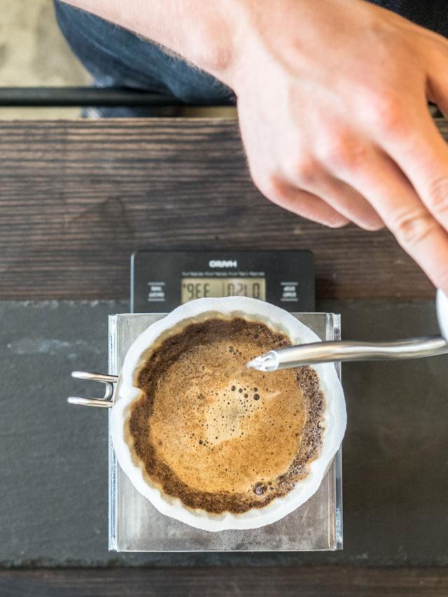 Hænder laver blooming på hario pour over sæt