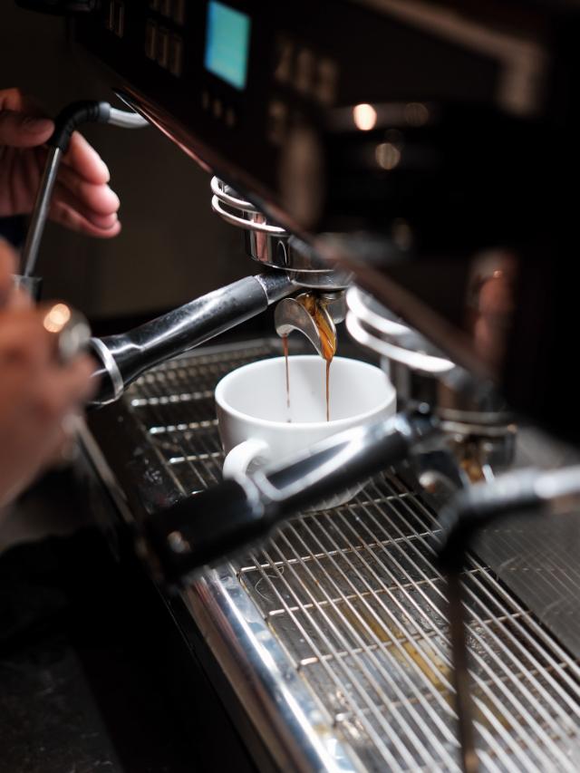 frikbrygget espressoshot løber fra maskine ned i hvid kop