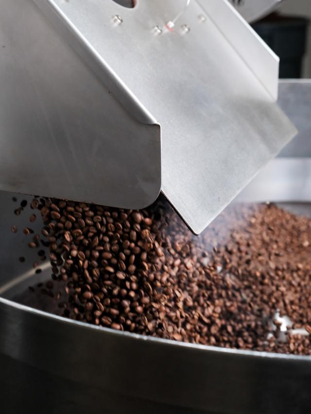 friskristede kaffebønner kommer ud af risteren med damp