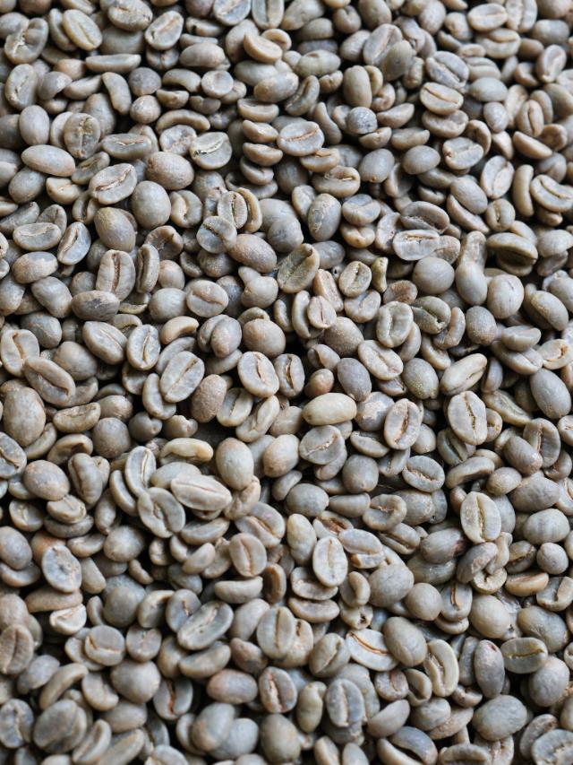 et nærbillede af grønne kaffebønner