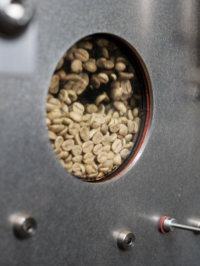 grønne kaffebønner bliver vasket i Etiopien 