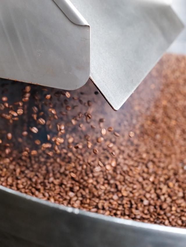 kaffebønner kommer ud af risteren med damp