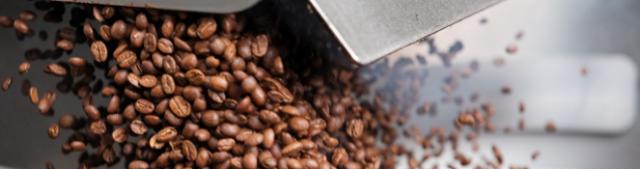 Friskristede kaffebønner lukkes ud af kafferister