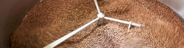 friskristede kaffebønnen røres rundt under afkøling af kafferisterens omrøringsarm