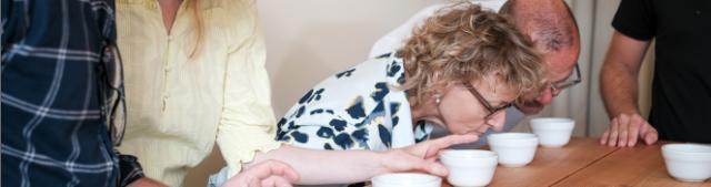 Kursister dufter til kaffe i cuppingskåle