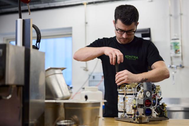 en friskbrygget pour over kaffe står på et bord foran en sofa i kaffehuset