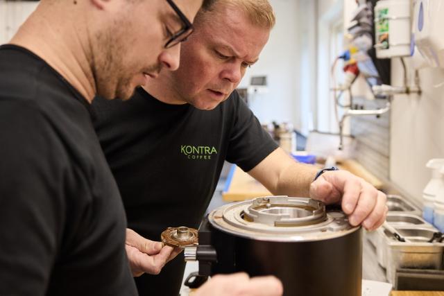 to teknikkere reparerer en kaffekværn